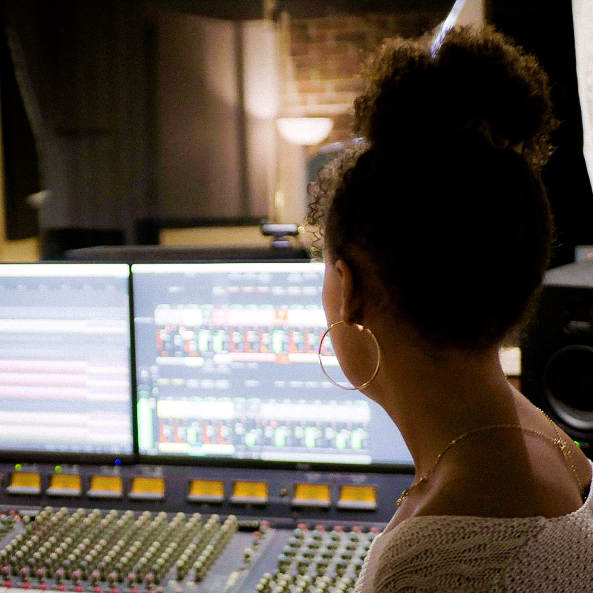 Noeme listening back at the mixing console