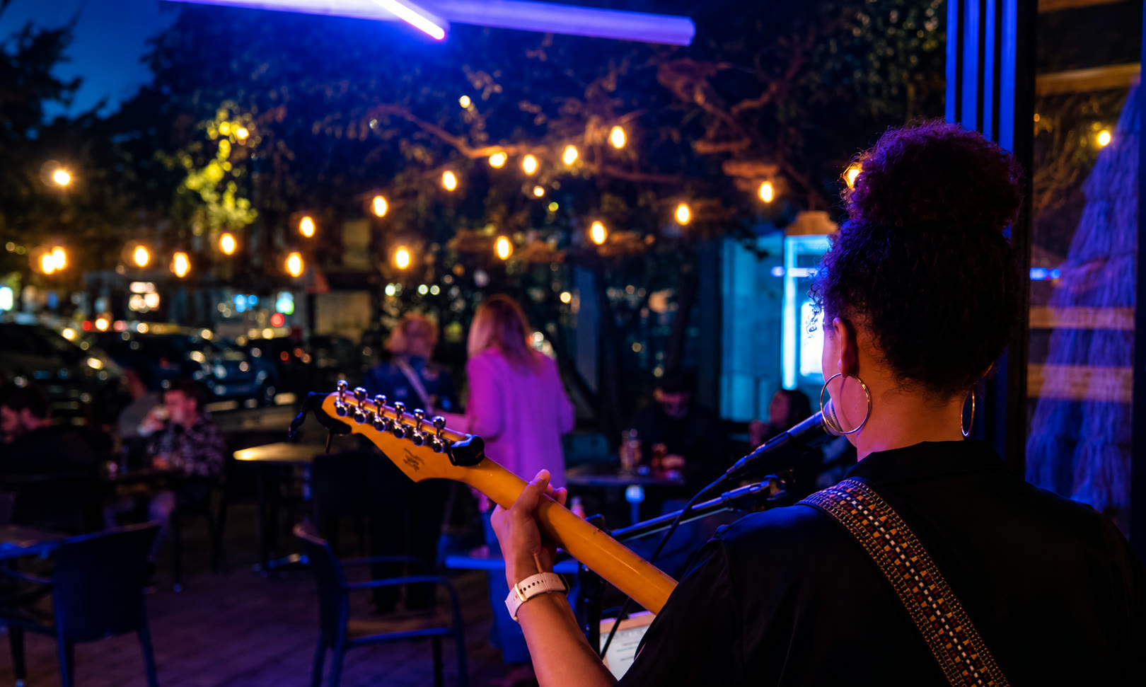 Noeme singing live on a terrace