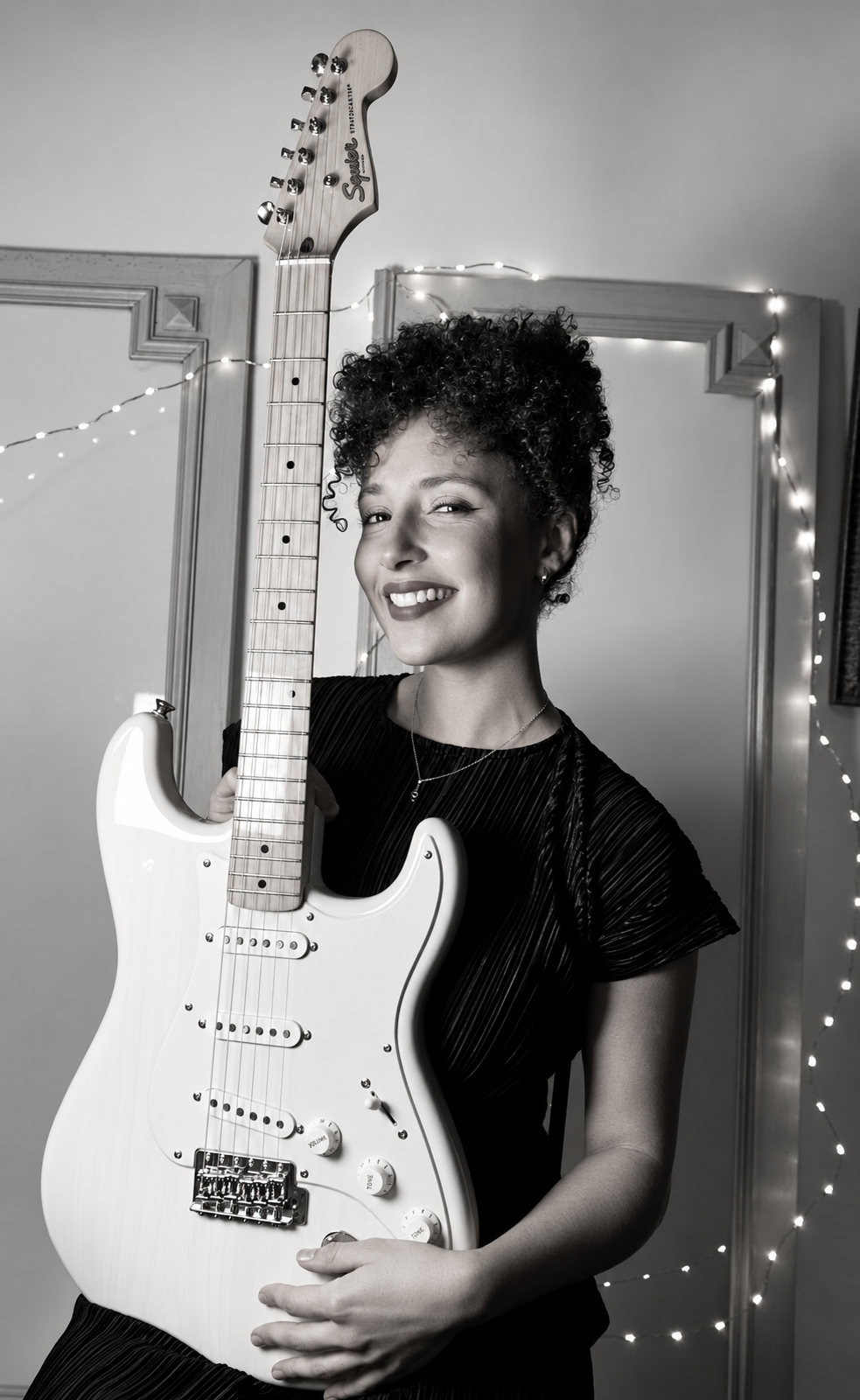 Noeme smiling with her guitar