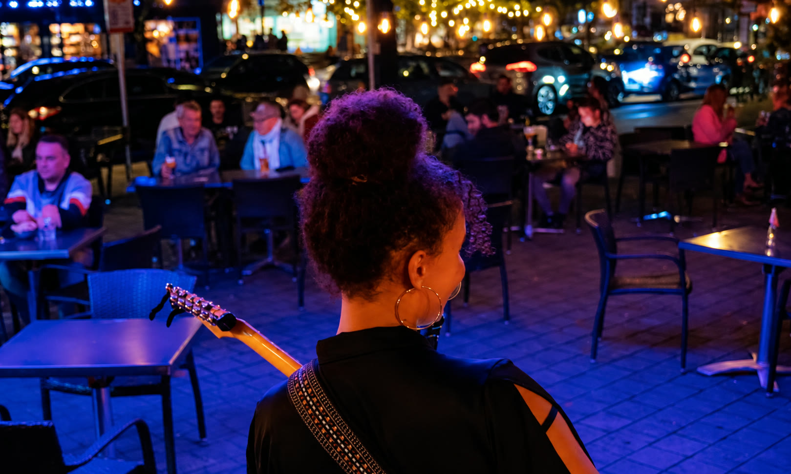 Noeme performing live on a terrace